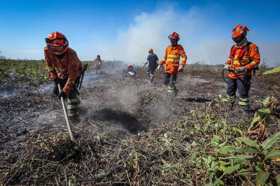 Corpo de Bombeiros combate incndio em Porto Conceio, s margens do Rio Paraguai