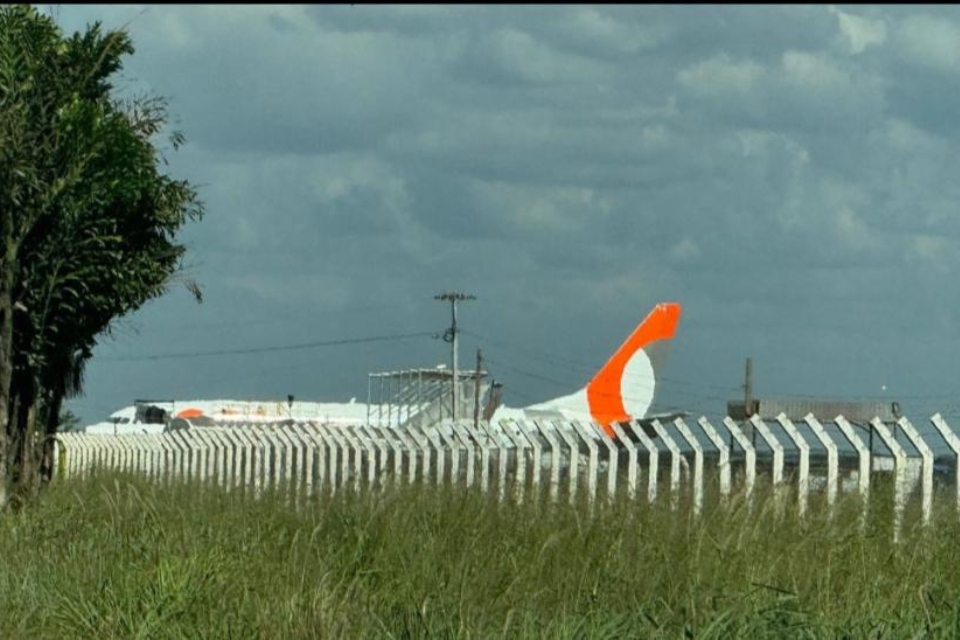 Avio da Gol  rebocado por tratores aps ultrapassar pista de pouso durante aterrissagem