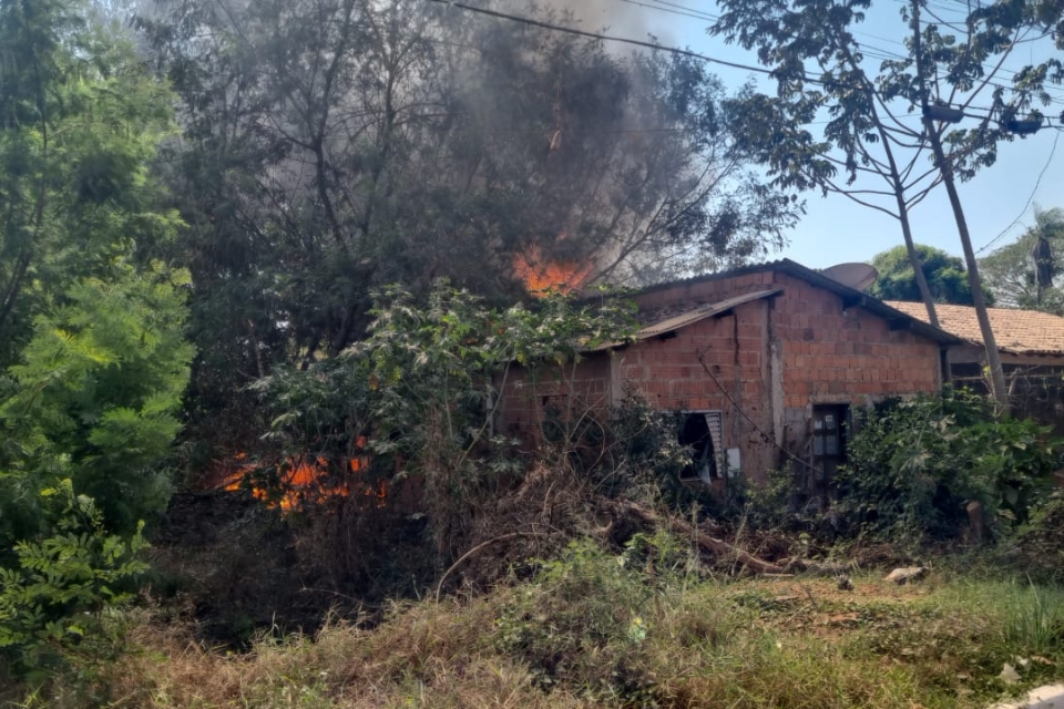 Incndio destri casa de idosos em Vrzea Grande e casal  resgatado; veja vdeo