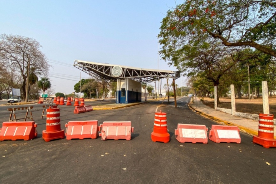 Guarita da UFMT  atingida por caminho e passar por obras emergenciais; motorista fugiu