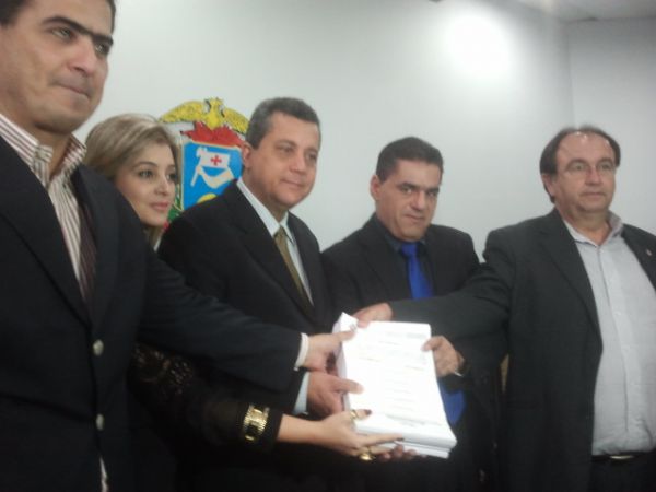 Relatrio da CPI do MT Sade elaborado por Pinheiro poupa governo; Luciane promete apontar culpados pelo caos