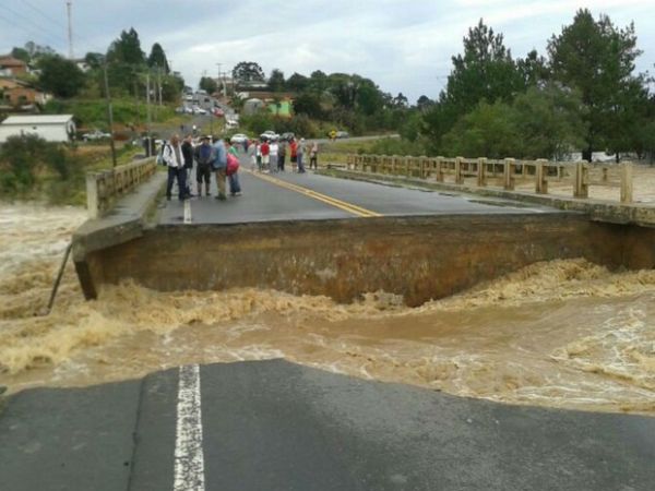 Chuva deixa 4 mortos, interdita rodovias e afeta 38 mil pessoas no PR