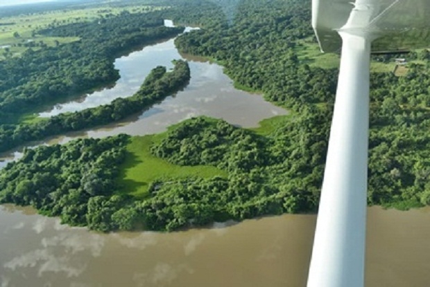 Suposto vazamento em barragem atinge rio na Grande Cuiab; gua apresenta colorao estranha