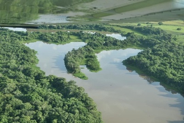 'Colorao estranha em rio da Grande Cuiab  de sedimentos lanados por mineradora e reservatrio