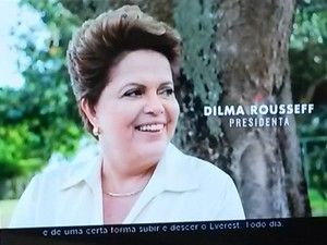 No primeiro programa do horrio eleitoral na televiso  , Dilma pede na TV novo mandato para 'colher'; para Acio, pas piorou