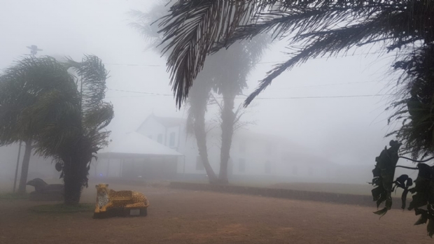 Chapada dos Guimares registra 12C e densa neblina toma conta da cidade; veja vdeo