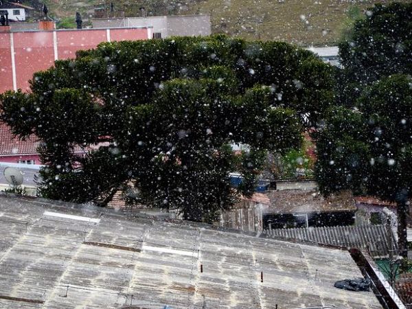 Cidade catarinense registra neve em plena primavera