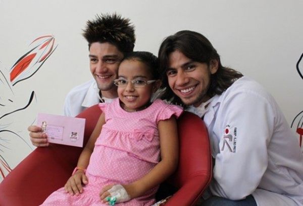 Geovana posa com a dupla Munhoz e Mariano no hospital