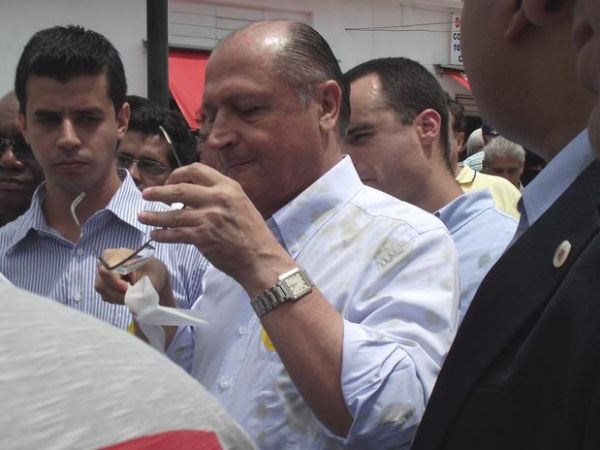 O governador de So Paulo, Geraldo Alckmin (PSDB), foi atingido por caf quente durante ato da campanha de Jonas Donizette (PSB)