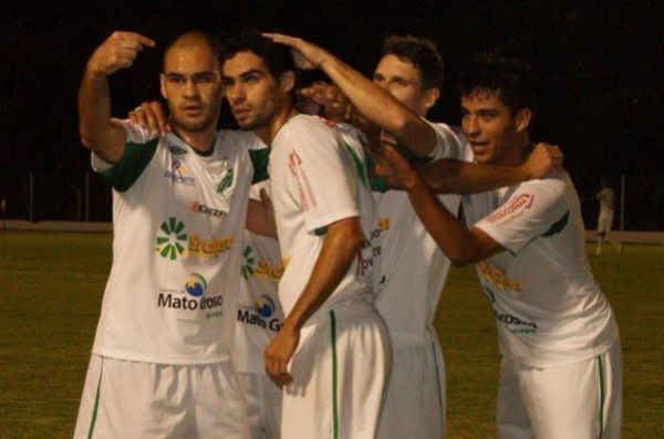 Jogadores do Luverdense comemoram um dos gols no Passo das Emas no jogo desta tera-feira