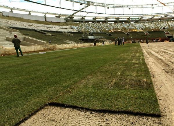 Estdio do Maracan comea a receber novo gramado no Rio