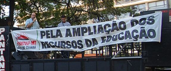 Grevistas da UFMT lotam 5 nibus rumo a Braslia para manifestao