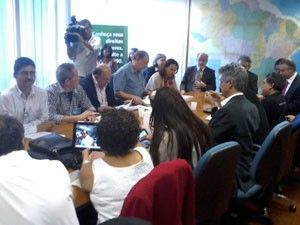 Grevistas e representantes do governo se reuniram em Braslia