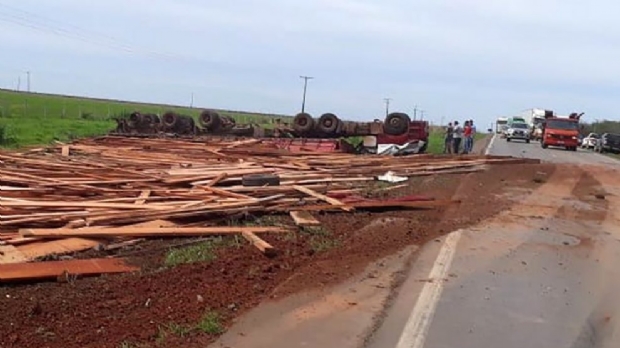 Carreta carregada com madeira tomba e mata motorista preso s ferragens