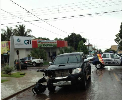 Motociclista de 37 anos atinge picape Hilux e morre em centro de cidade de MT