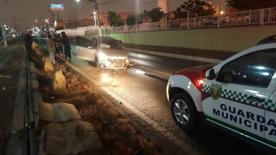 Homem alcoolizado colide carro contra blocos de concreto na Avenida da FEB e  preso na madrugada