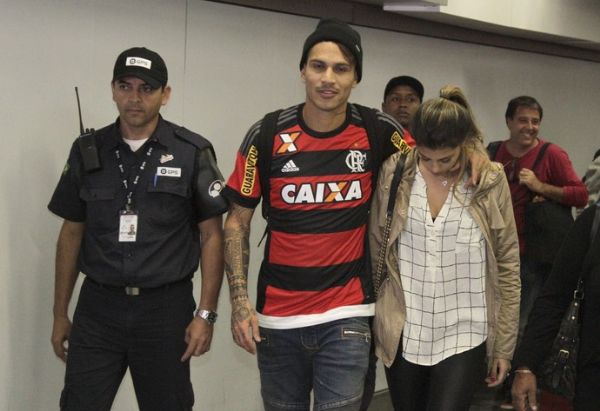 Guerrero chega ao Rio ao lado da namorada e vestindo a camisa do Fla