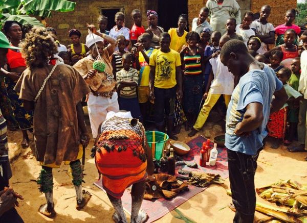 Curandeiros tradicionais participam de ritual de exorcismo no vilarejo de Meliandou, onde primeiro paciente morreu de ebola nesta epidemia