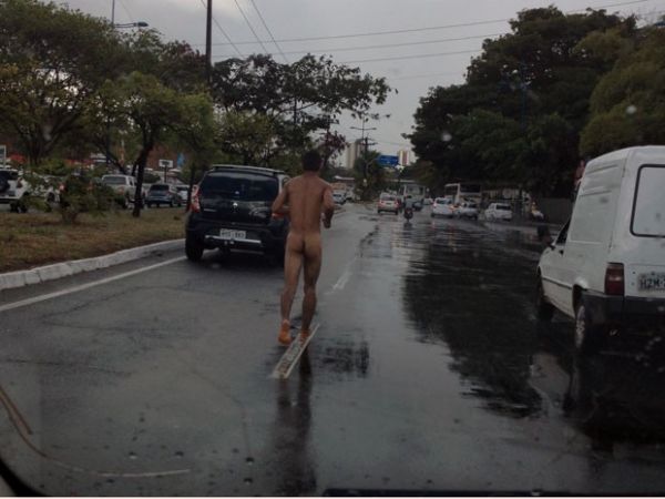 Homem nu corre em Salvador