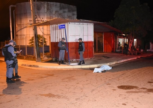 ​Homem de 46 anos  morto com facada no peito no meio da rua