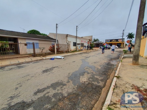 Rapaz perseguido por grupo  esfaqueado e tem corpo arrastado pela rua