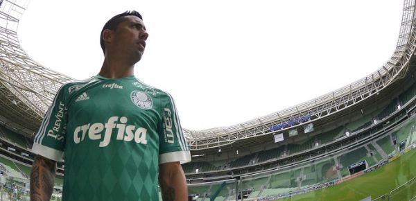 Lucas Barrios durante tour pelo novo estdio do Palmeiras: 