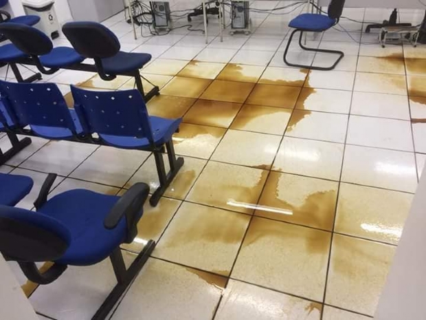 Hospital fica alagado aps chuva e pacientes reclamam de forte odor;  veja vdeo 