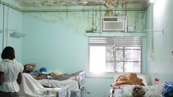 No Hospital da Posse, em Nova Iguau, doentes dividem espao com infiltraes