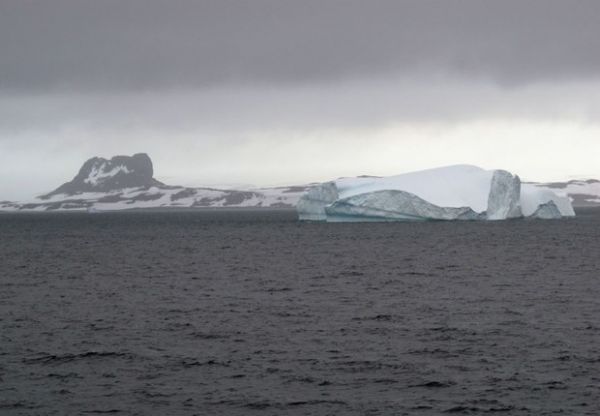 Iceberg visto na Antrtica. Estudo diz que aquecimento global gera mais blocos de gelo no continente gelado