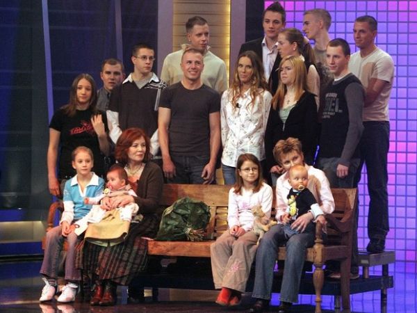 Foto de arquivo de alem com seus filhos em um programa de TV, em 2005.