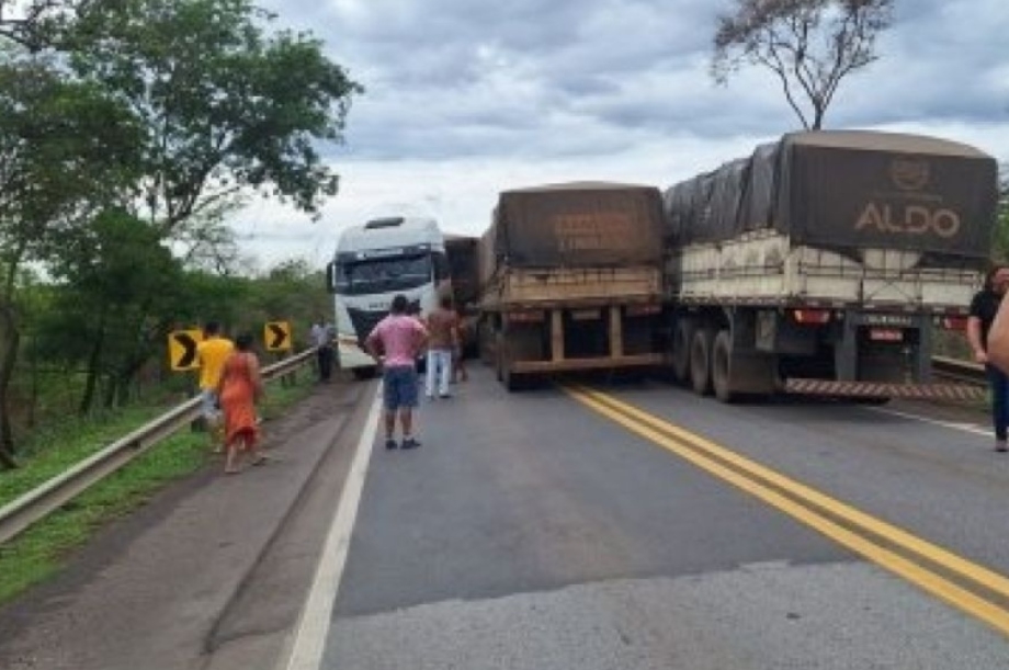 Acidente entre carretas bloqueia trecho de rodovia em Vrzea Grande;  veja vdeo 