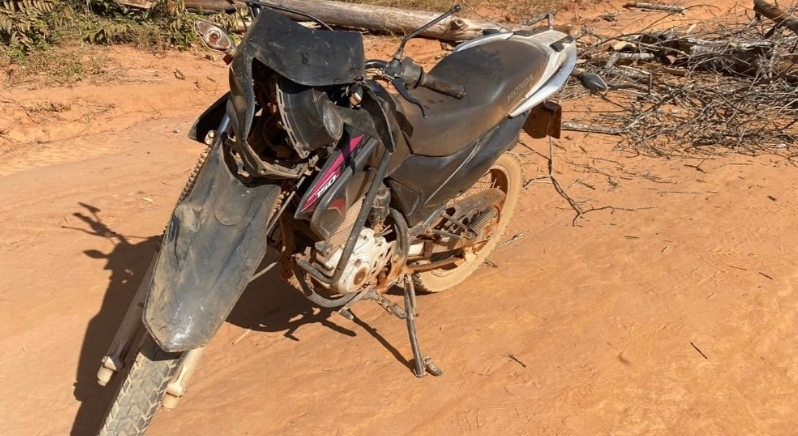 Motociclista indgena morre ao bater em galhos de rvore na pista; esposa ficou ferida