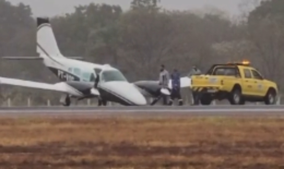 Aeronave faz pouso de 'bico' em pista de aeroporto aps acidente; sem feridos; veja vdeo