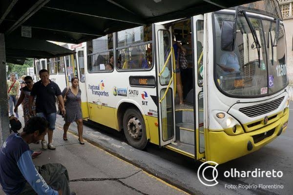 Em protesto, moradores impedem sada de nibus coletivos e causam transtornos a usurios