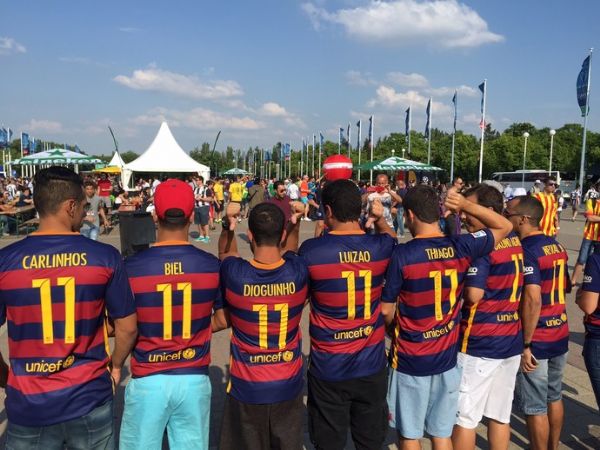 grupo de amigos de Neymar em Berlim: torcida organizada pelo craque brasileiro