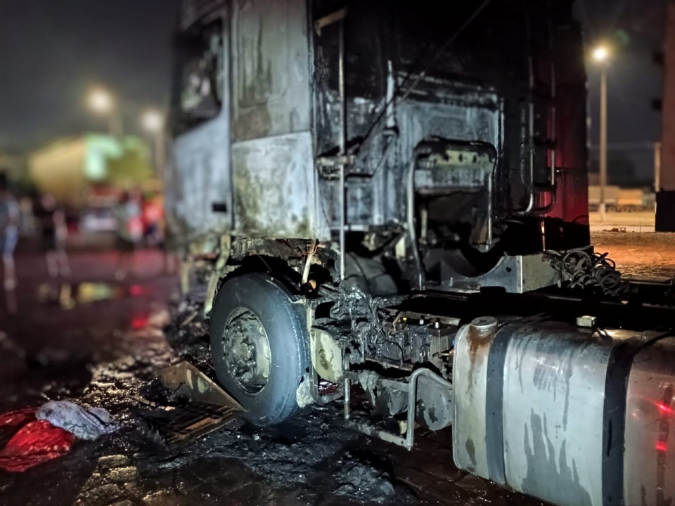 Corpo de Bombeiros combate incndio em caminho trator em Campo Verde