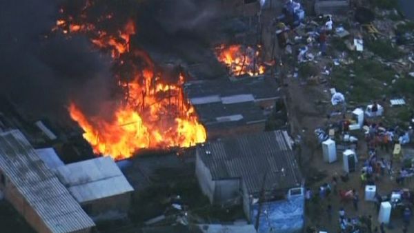 Incndio atinge favela no Jabaquara