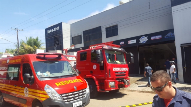 Incndio destri parte de loja de peas automotivas e atinge teto de casa;  veja fotos 