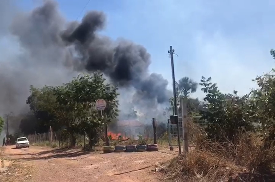 Moradores se mobilizam para conter incndio em regio de chcaras; veja vdeos