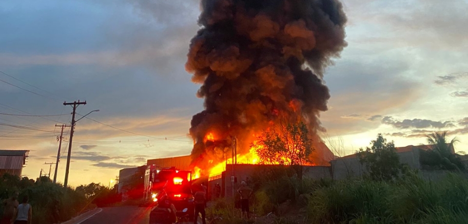 Incndio destri estrutura de empresa de reciclagem em Vrzea Grande; veja vdeo