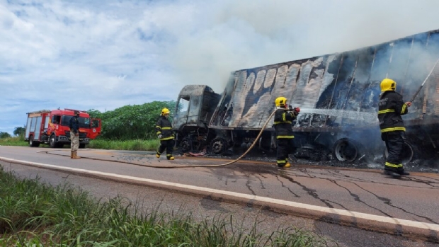 Carreta que transportava carnes da Marfrig  destruda em incndio em rodovia de MT