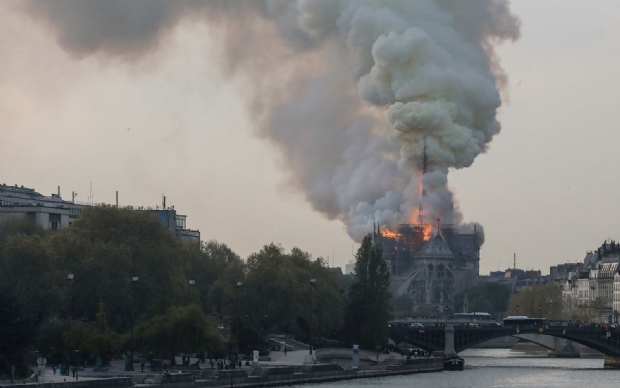 Incndio atinge a Catedral de Notre-Dame, em Paris;  veja fotos 