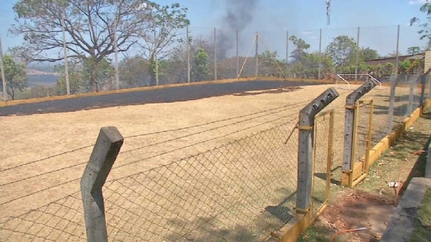 Incndio atinge terreno de creche e mais de 100 crianas so retiradas do local