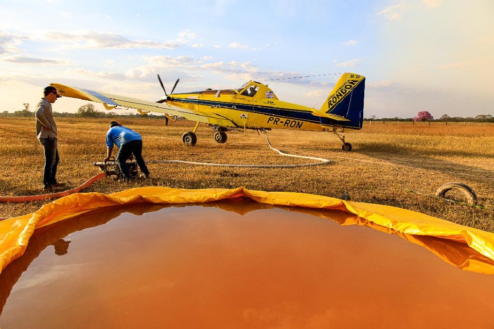 Aeronaves auxiliam no combate a incndio que devasta rea do Pantanal desde sbado