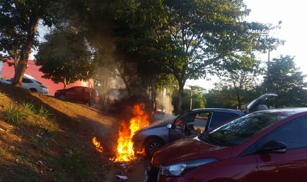 Carro de professor universitrio pega fogo no estacionamento da Assembleia