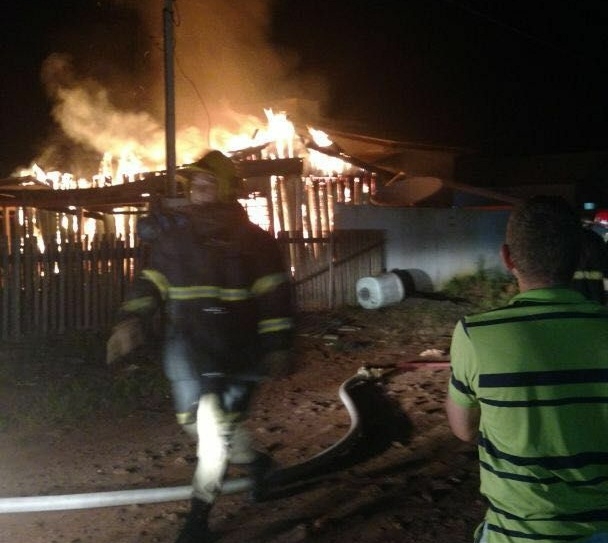 Bombeiros combatem incndio em casa de madeira consumida por fogo