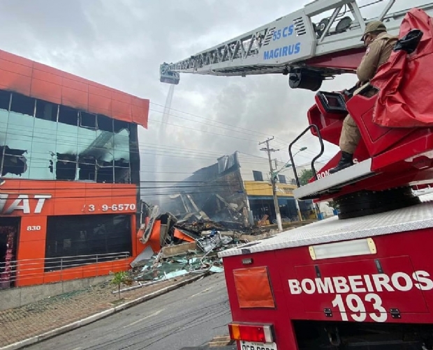 Bombeiros evitaram que incndio que destruiu Realmat atingisse outras trs empresas e salvaram animais de clnica