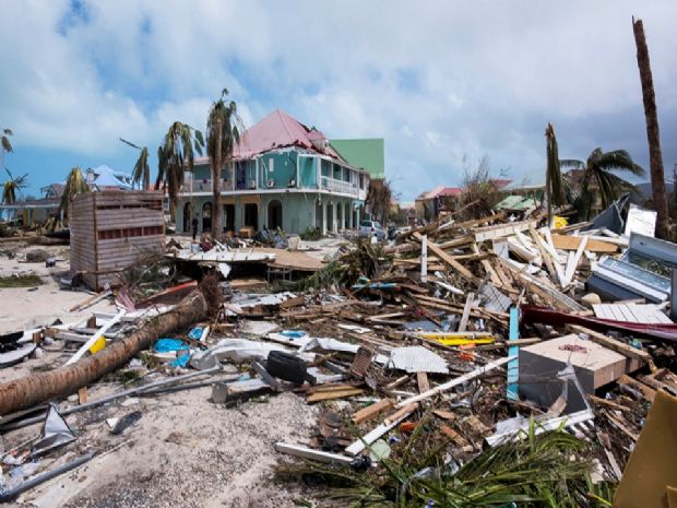 Irms de MT perdem casa em ilha destruda por furaco e tentam deixar local de helicptero
