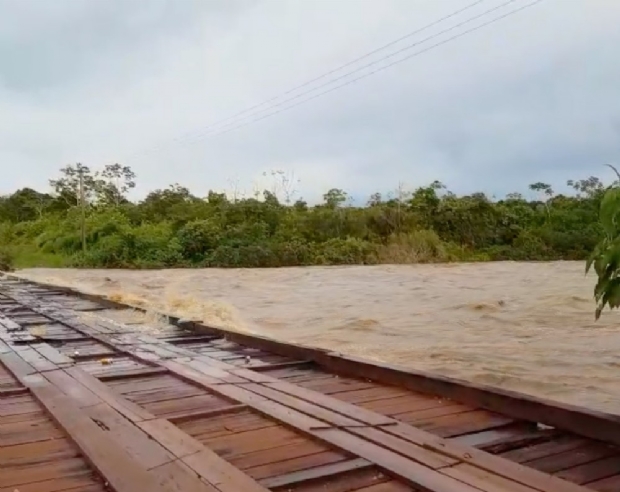 Rio transborda aps tromba d'gua e gua invade cidades de Mato Grosso;  vdeos 