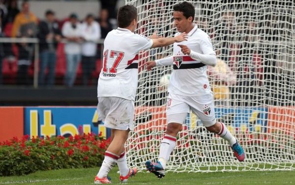 Osvaldo e Jadson comemoram o primeiro gol do tricolor contra o Coxa